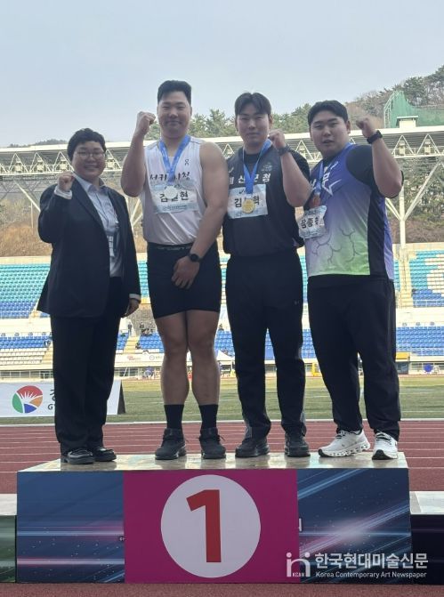 김동혁 선수(왼쪽에서 세번째)