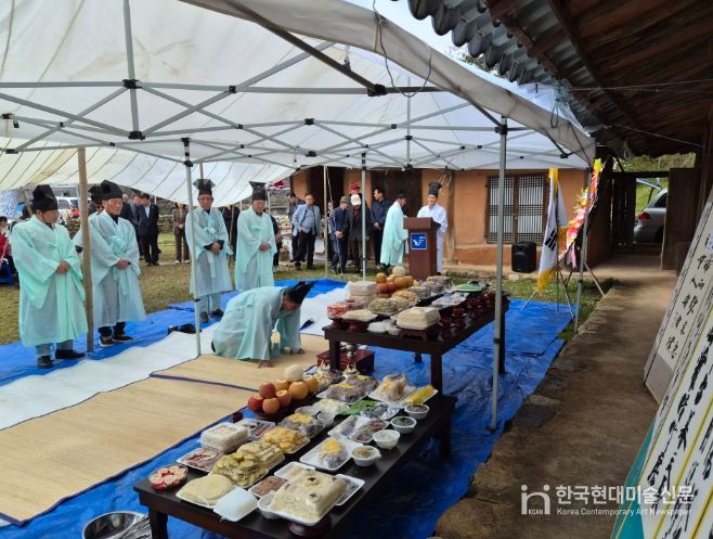 지난 4일, 상무사 회원들이 원홍주등육군상무사 한식 속절제를 봉행하고 있다.