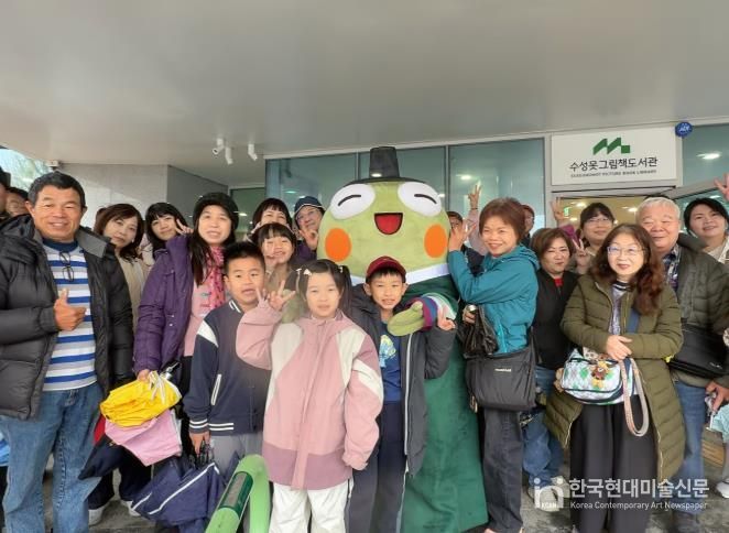 수성못 그림책도서관을 방문한 대만 관광객들이 기념 촬영을 하고 있다.