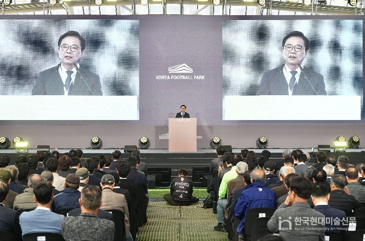 7일 천안시 코리아풋볼파크 개관식에서 김석필 천안시장 권한대행 부시장과 김태흠 충남도지사, 정몽규 대한축구협회 회장 등 주요 참석자들이 기념촬영을 하고 있다.