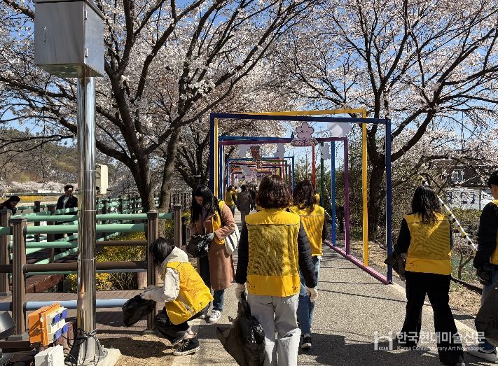 보은교육지원청, 벚꽃길에서 '너나들이'하며 청렴을 줍다