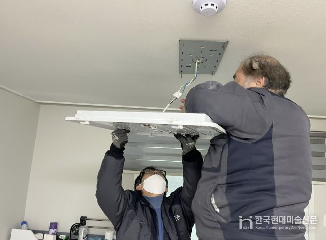 주거복지사업단이 효자손플러스 서비스를 통해 LED등 교체 작업을 하고 있다.