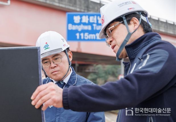 진교훈 서울 강서구청장(왼쪽)이 10일(금) 광명~서울 고속도로와 방화터널 연결 공사 현장에서 관계자와 함께 진행상황을 살펴보고 있다.