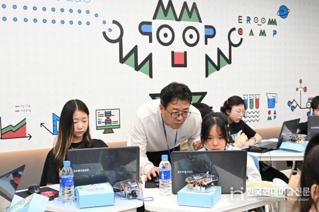 14일 오전 달성이룸캠프에서 열린 코딩캠프 현장. 캠프에 참여한 학생들이 강사의 설명을 들으며 직접 코딩을 실습하고 있는 모습