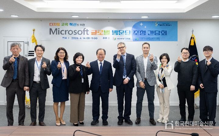 좌측 네번째부터 유영옥 교육연구정보원장, 김석준 교육감, 제임스 허친슨 총괄
